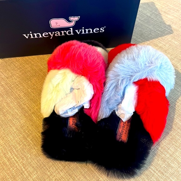 NIB 🐳 Vineyard Vines 🐳 Girls Faux Fur Slippers Size 1 🐳 - Picture 2 of 6